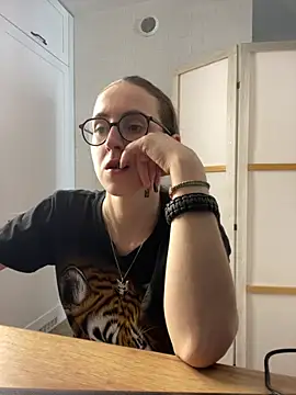 Snapshot of MartiniiSelenna chatting on June 16, 2026, 5:51 am MartiniiSelenna online show from June 16, 2026, 5:51 am