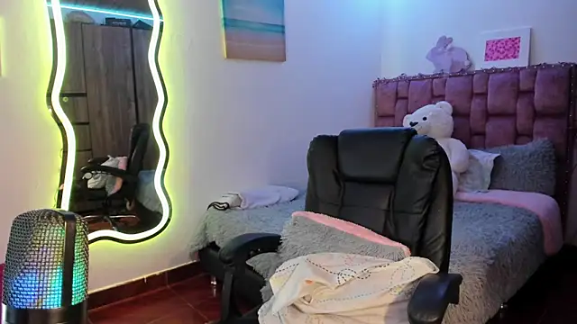 ladyrd1 online show from March 23, 2025, 6:26 am