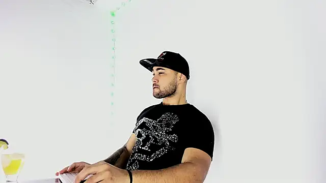 Sebas-hott online show from September 14, 2025, 10:43 pm