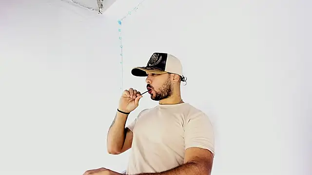 Sebas-hott online show from September 17, 2025, 10:23 pm