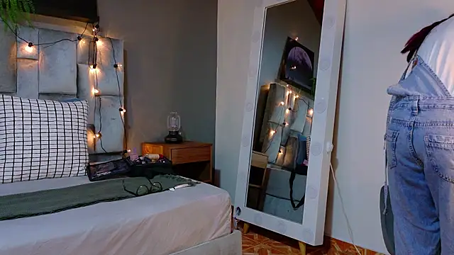 alaia-rogers online show from October 10, 2025, 11:33 am