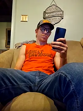 Snapshot of REDHAMMER_ chatting on March 5, 2026, 10:16 pm REDHAMMER online show from March 5, 2026, 10:16 pm