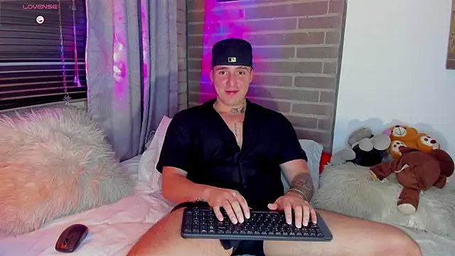 liam oficial02 online show from December 21, 2025, 4:03 am