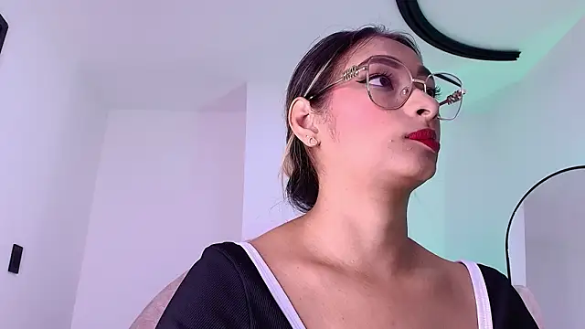 Snapshot of vale_ross_ chatting on February 6, 2026, 3:02 am vale ross online show from February 6, 2026, 3:02 am