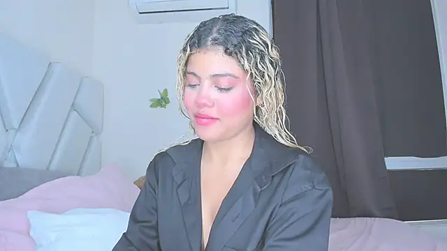 sofiacastillo01 online show from April 28, 2026, 8:13 pm