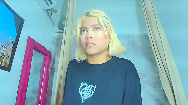 sofiacastillo01 online show from July 7, 2026, 1:36 pm