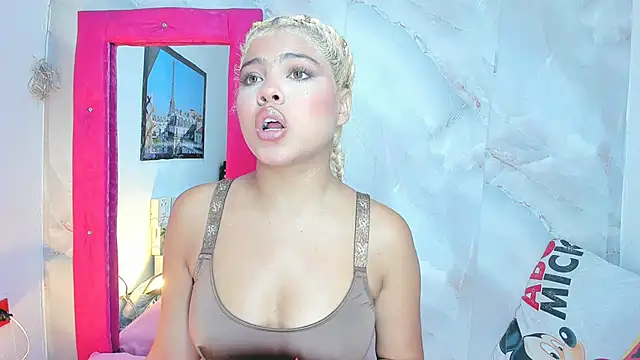 sofiacastillo01 online show from June 25, 2026, 1:27 pm