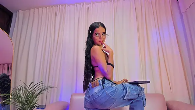 emilyclay 1 online show from March 28, 2026, 7:04 pm