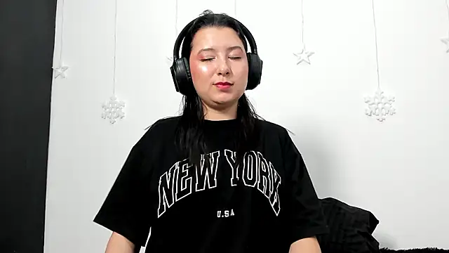 Snapshot of cami-01 chatting on March 22, 2026, 3:35 pm cami-01 online show from March 22, 2026, 3:35 pm