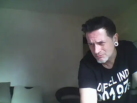 Snapshot of oopsxx chatting on February 19, 2025, 2:33 pm oopsxx online show from February 19, 2025, 2:33 pm