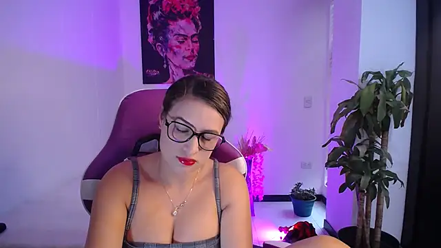 esmeraldaa230 online show from November 11, 2025, 8:25 pm