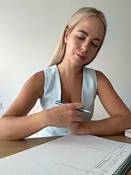 streetdoll online show from September 19, 2025, 7:45 am