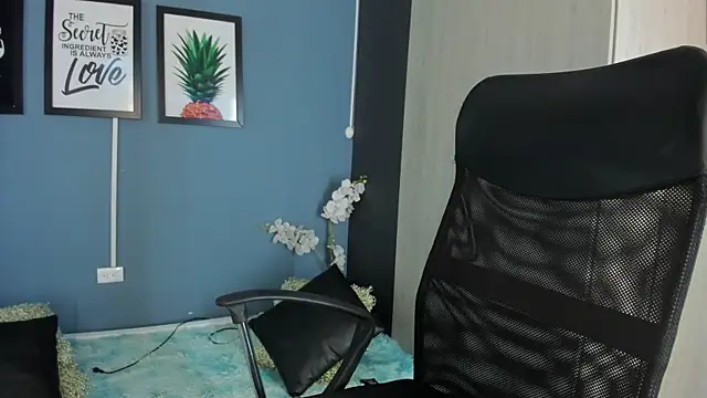 PaulinaDuarte online show from April 22, 2026, 12:23 pm