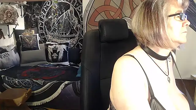 Snapshot of TittenMichelle chatting on May 13, 2026, 7:04 am TittenMichelle online show from May 13, 2026, 7:04 am