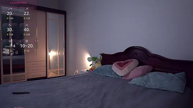 AliceHorngry online show from October 11, 2025, 7:48 pm