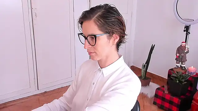 cuddlingbunny online show from November 30, 2025, 2:51 pm