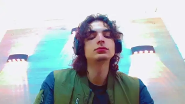 Sr BonnyEthan online show from November 4, 2025, 1:48 pm