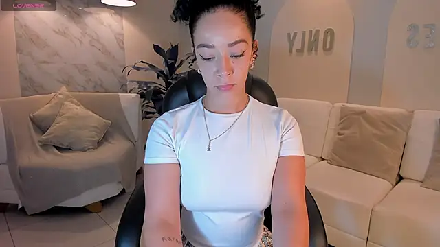 AlessaRomero online show from December 1, 2025, 7:48 pm