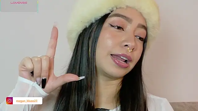 megan bluee23 online show from February 27, 2026, 3:34 pm