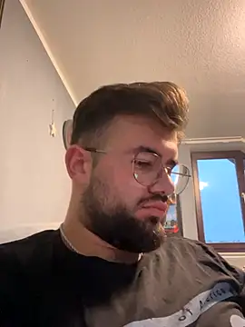 yxssxn24403 online show from October 12, 2025, 4:41 pm