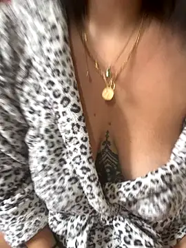 Luccreccia  online show from October 18, 2025, 9:11 am