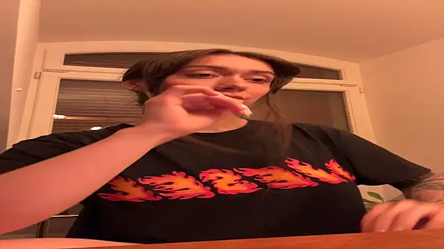 emiliasommer online show from September 30, 2025, 6:25 pm