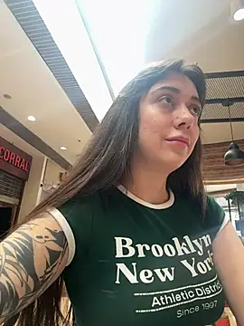 emiliasommer online show from March 11, 2025, 4:07 pm