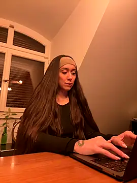 emiliasommer online show from October 4, 2025, 8:10 pm