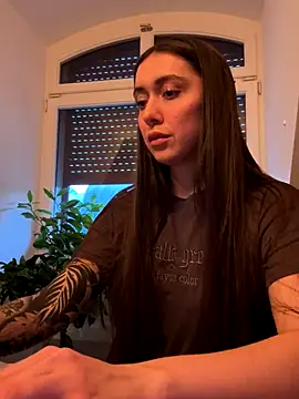 emiliasommer online show from November 28, 2025, 3:45 pm