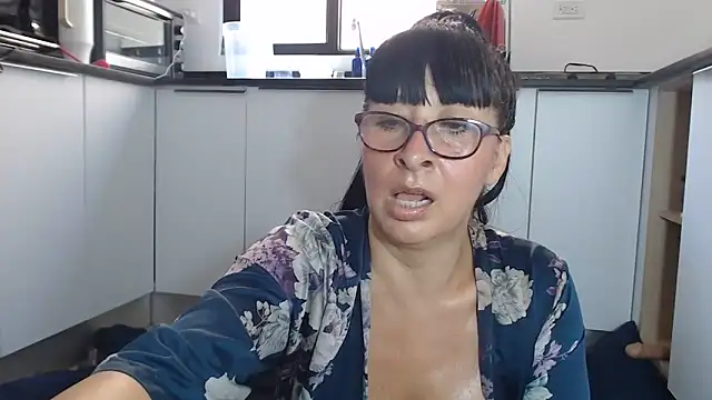 HellenLatin online show from June 7, 2026, 4:01 pm
