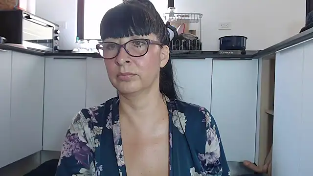 HellenLatin online show from June 5, 2026, 3:18 pm