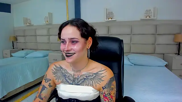 AnnyThompson  online show from October 31, 2025, 10:16 pm