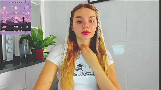 Snapshot of Molly_sweetie chatting on July 20, 2026, 6:32 am Molly sweetie online show from July 20, 2026, 6:32 am