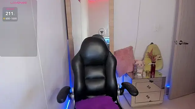 hellensexy online show from March 22, 2026, 4:19 pm