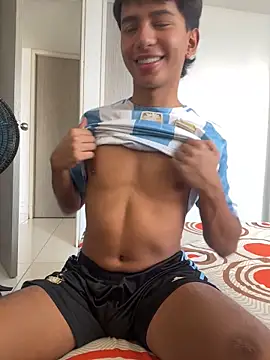 Leonarrrd 01 online show from October 29, 2025, 3:22 pm