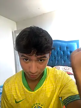 Leonarrrd 01 online show from October 1, 2025, 8:24 pm