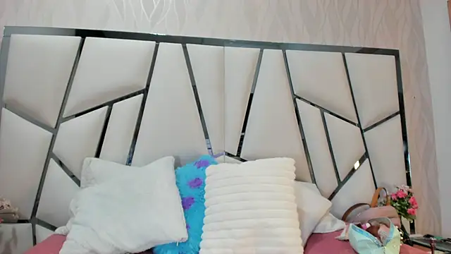  aurora18  online show from October 5, 2025, 3:08 am