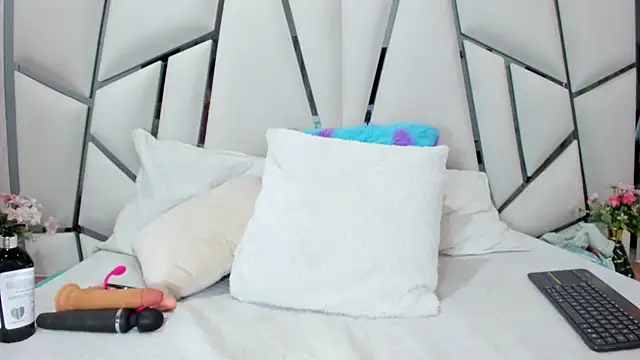  aurora18  online show from September 30, 2025, 3:12 am