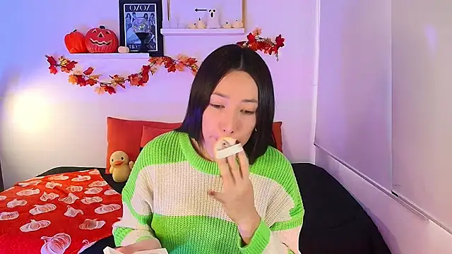 lilyy evanss online show from November 3, 2025, 9:51 pm