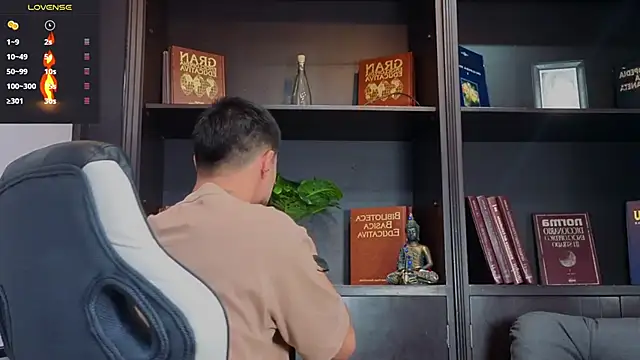 EdwardRoss  online show from September 28, 2025, 4:47 pm