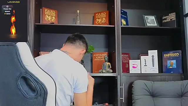 EdwardRoss  online show from October 7, 2025, 7:15 pm