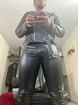 AlejoKhalifa  online show from July 16, 2026, 9:06 am