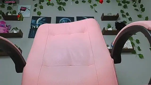 macey elliot  online show from March 19, 2025, 11:06 am