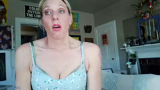 Snapshot of Glamazonx chatting on February 12, 2026, 10:09 pm Glamazonx online show from February 12, 2026, 10:09 pm