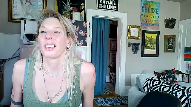 Snapshot of Glamazonx chatting on March 28, 2026, 9:27 pm Glamazonx online show from March 28, 2026, 9:27 pm