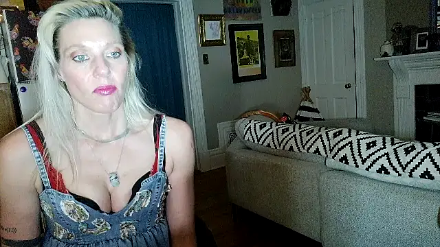 Snapshot of Glamazonx chatting on February 25, 2026, 1:50 am Glamazonx online show from February 25, 2026, 1:50 am