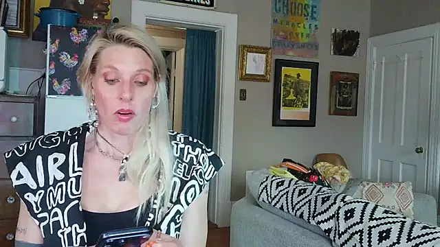 Snapshot of Glamazonx chatting on February 20, 2026, 9:28 pm Glamazonx online show from February 20, 2026, 9:28 pm