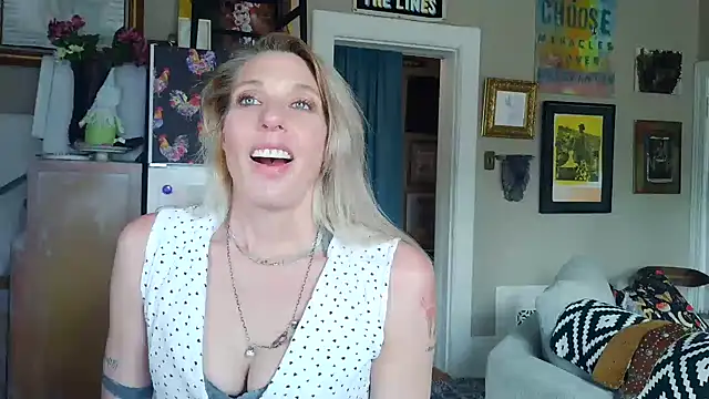 Snapshot of Glamazonx chatting on March 30, 2026, 9:27 pm Glamazonx online show from March 30, 2026, 9:27 pm