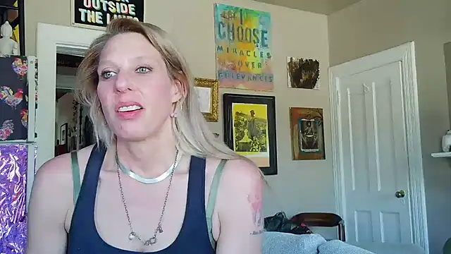 Snapshot of Glamazonx chatting on March 9, 2026, 10:02 pm Glamazonx online show from March 9, 2026, 10:02 pm