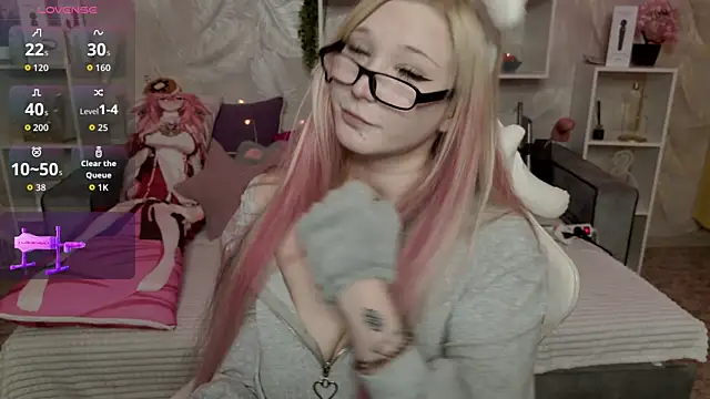 MeowkaKitty online show from May 4, 2026, 1:53 am